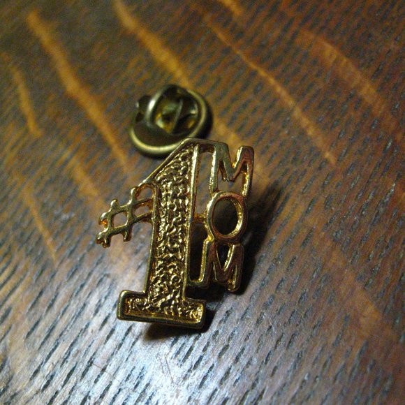 ❤️ Number One Mom Vintage Lapel Pin - Picture 2 of 5